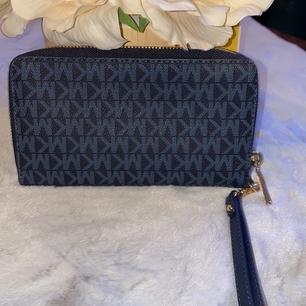Michael Kors wristlet wallet - Picture 2 of 3